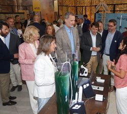 Don Felipe visita el espacio, El futuro es microscópico, a cargo de Aitana Espirulina, sobe el alga espirulina que sirve de alimento para los astronau